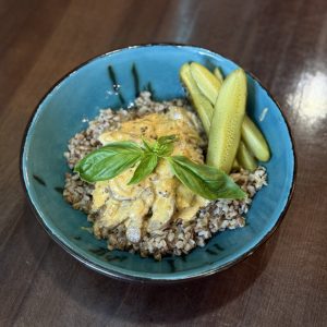 Бефстроганов з гречкою та маринованими огірками